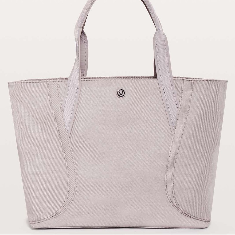 NWOT Out of Range 20L tote bag